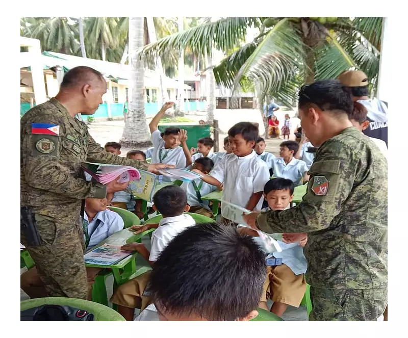 70 Sulu Learners Benefit from Army's Book and Feeding Outreach