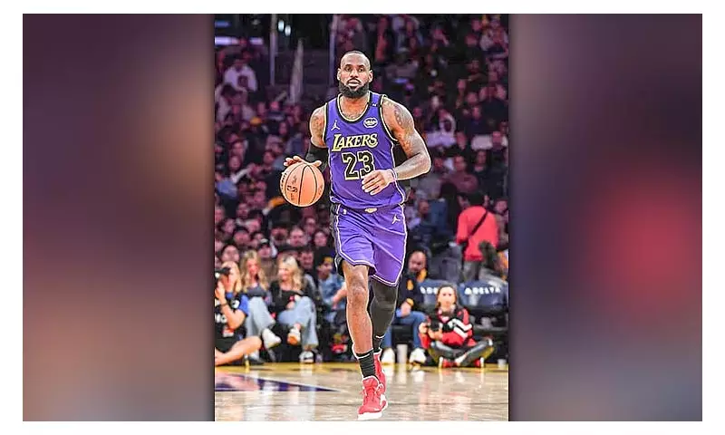 LeBron James Returns to Lakers Practice, Set for NBA Comeback