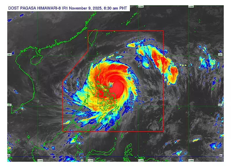 Super Typhoon Uwan Hits Luzon: Signal No.5 Raised, Landfall Expected