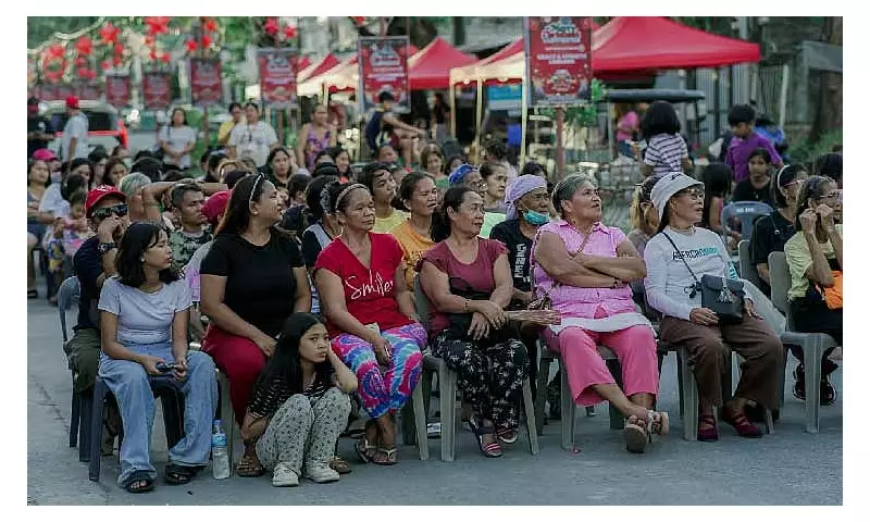 Angeles City Christmas Gift-Giving Aids 300+ Including Dialysis Patient