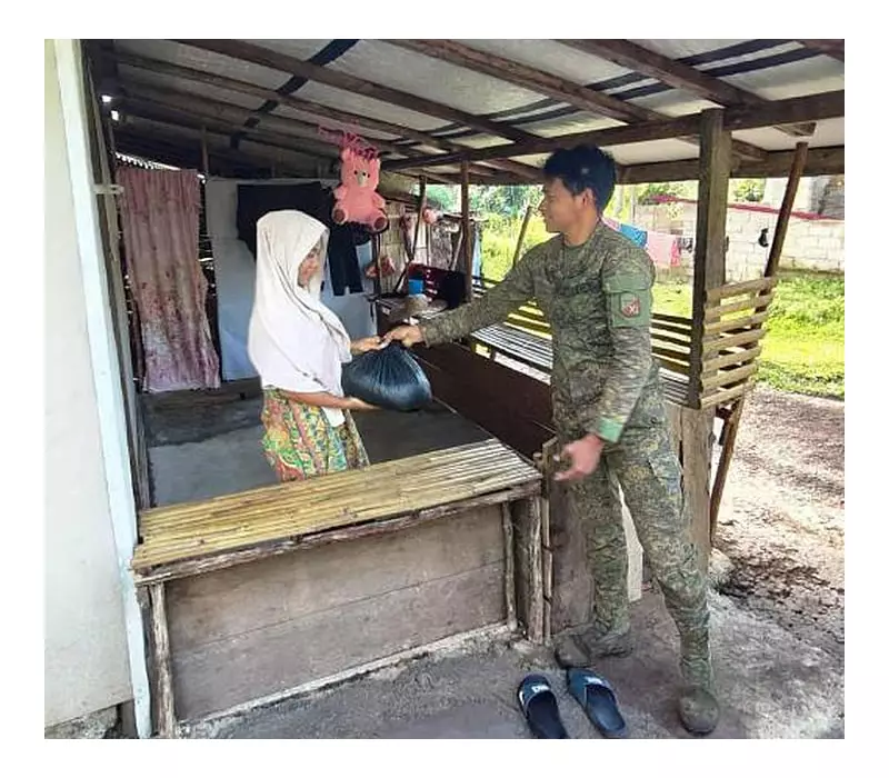Army's 32IB Brings Christmas Cheer to 89 Basilan Households