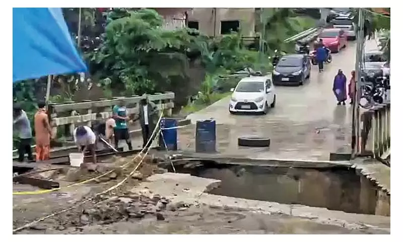 Cebu Bridge Collapses Due to Wilma's Rains, 48 Families Evacuated