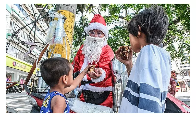 Cebu Taho Vendor in Santa Costume Draws Crowds at Fuente Osmeña