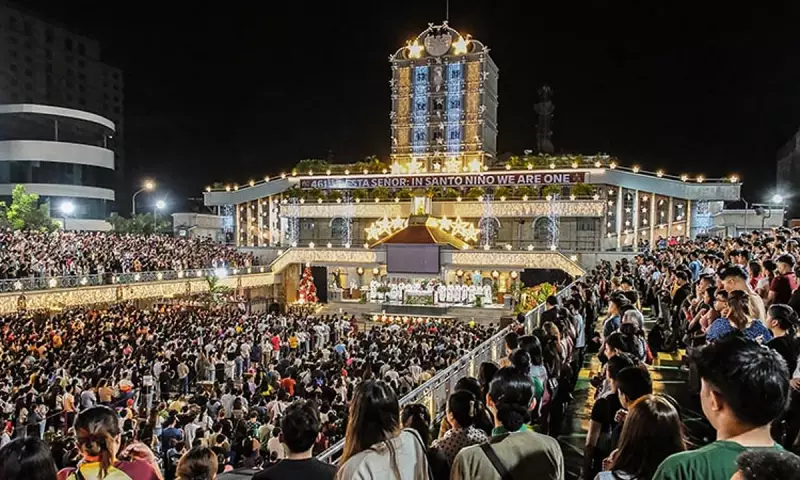 Misa de Gallo Dawn Masses Fill Cebu Churches, Carbon Market on December 21