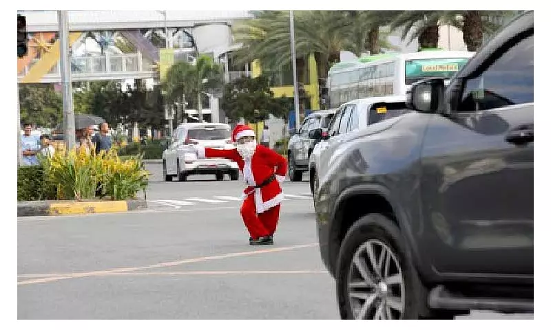 PNP Reports Peaceful Christmas 2025; Traffic Enforcer Spreads Cheer in Santa Costume