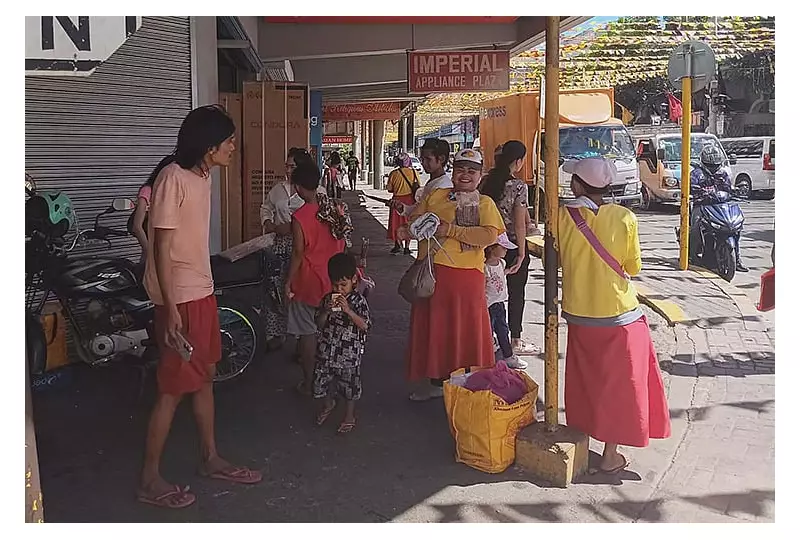 Cebu Basilica Dress Code Creates Income for Candle Vendors