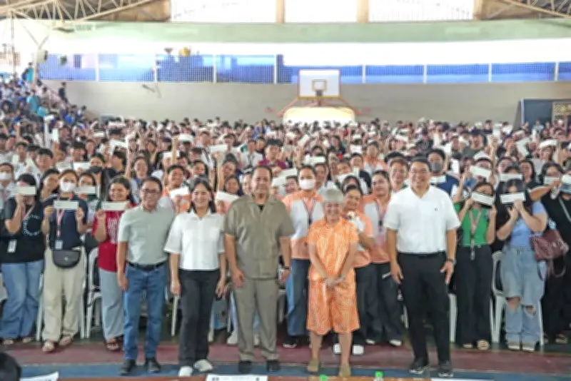 1,741 Pampanga Students Get Educational Aid from Province
