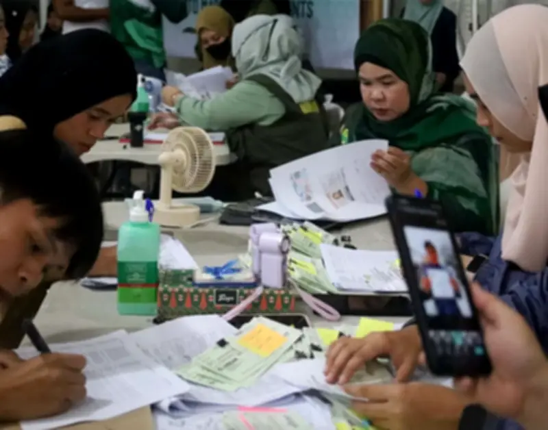 Barmm distributes cash aid to 1,528 IDP students in Marawi