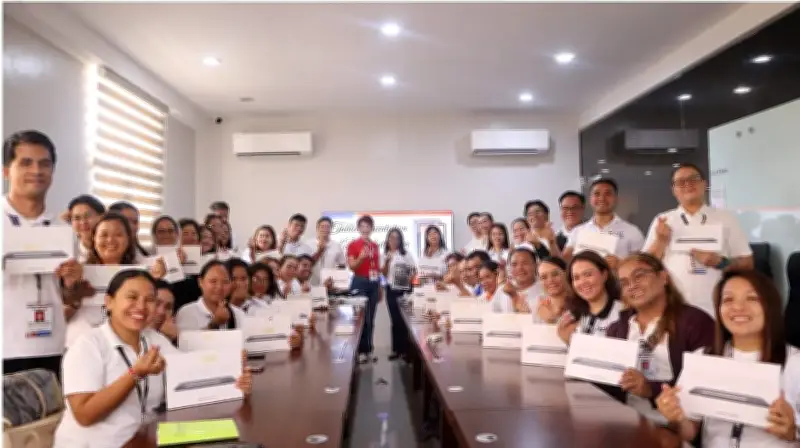 DSWD 7 Distributes 709 Tablets to 4Ps Staff in Central Visayas