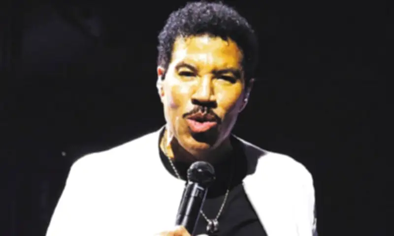 Lionel Richie Ends Concert Early Due to Dizziness, Hospitalized