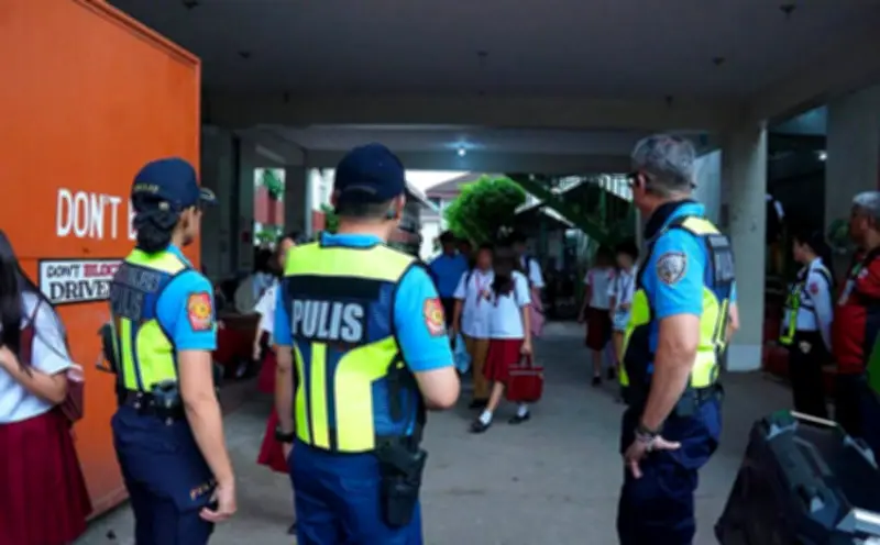 PRO 7 Chief Inspects Cebu Schools Security After Tacloban Shooting