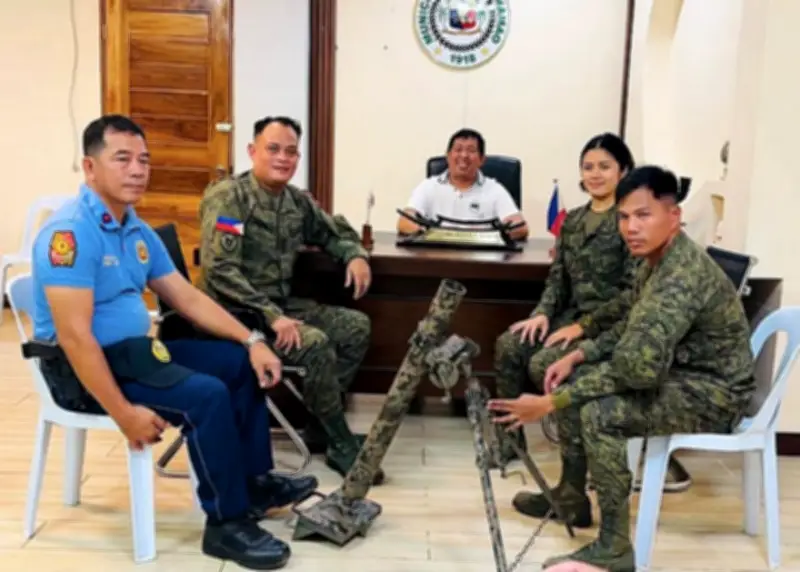 Sulu town officials voluntarily surrender 60-mm mortar to military