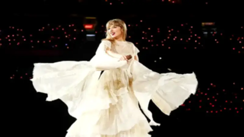 Taylor Swift Becomes Youngest Elected to Songwriters Hall of Fame