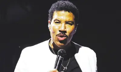 Lionel Richie Ends Concert Early Due to Dizziness, Hospitalized